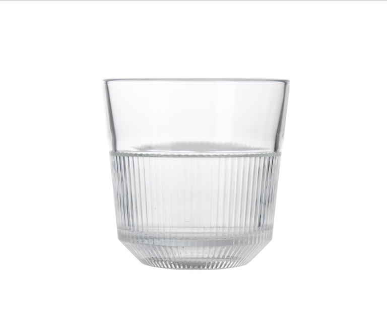 צילום מלמעלה של מספר כוסות Royal Leerdam Rayo המדגיש את רוחבן וגובהן הנמוך (8.4 ס"מ). תקריב על כוס Royal Leerdam Rayo המדגים את איכות הזכוכית השקופה והעיצוב המודרני.