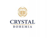 לוגו קריסטל בוהמיה עם סמל: לוגו Crystal Bohemia בצבע כסף או זהב, מציג את סמל המותג המעוצב (לרוב בעל קווים דמויי קריסטל או יהלום), על רקע לבן.