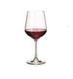 כוס קריסטל STRIX אלגנטית, אידיאלית ליינות אדומים (נפח גדול), מלאה עד כמחצית ביין, מוצגת בזווית מעודנת על רקע לבן נקי.
