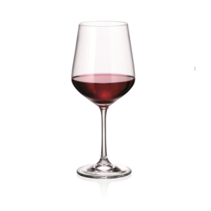 כוס קריסטל STRIX אלגנטית, אידיאלית ליינות אדומים (נפח גדול), מלאה עד כמחצית ביין, מוצגת בזווית מעודנת על רקע לבן נקי.