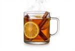 חליטת תה צמחים עשירה בכוס זכוכית גדולה מבית Arcoroc.