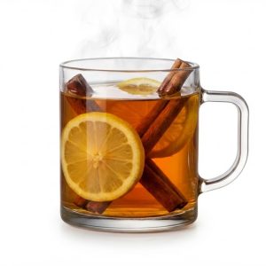 חליטת תה צמחים עשירה בכוס זכוכית גדולה מבית Arcoroc.
