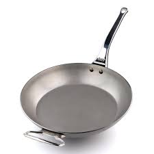 מחבת De Buyer Pro: מושלמת לצריבה והשחמה.