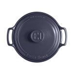 סיר בישול כחול של Emile Henry עם ידיות רחבות לשימוש נוח.