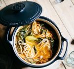 סיר קרמיקה כחול, דגם Sublime, של המותג Emile Henry.