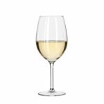 כוס יין לבן בעיצוב המעצב Siem van der Marel המאפשרת חשיפה מדויקת של ניחוחות היין.