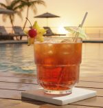 כוס טארק עם קוקטייל על חוף ים אקזוטי