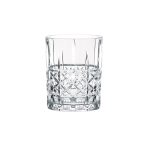 צילום מקצועי של כוס לואו-בול קריסטל Spiegelau Elegance, עומדת על משטח לבן.