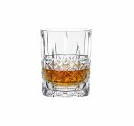 כוס וויסקי עמידה למדיח מדגם Elegance של שפיגלר, מבריקה ושקופה, על רקע סטודיו בהיר.