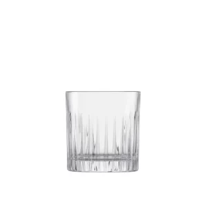 צילום סטילס של כוס ויסקי שקופה ומחורצת מותג Schott Zwiesel.