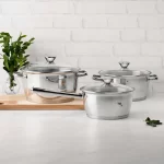 תמונה קבוצתית של סיר רוטב (1.5 ל') ושני סירי קדרה (3.1 ל', 5.7 ל') Tramontina, המדגימה את העיצוב המקצועי.