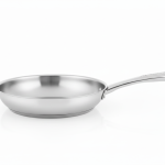 מחבת נירוסטה (פלדת אל-חלד) 24 ס"מ מבית טרמונטינה (Tramontina). המחבת בעלת ידית ארוכה ובסיס משולש שכבות.