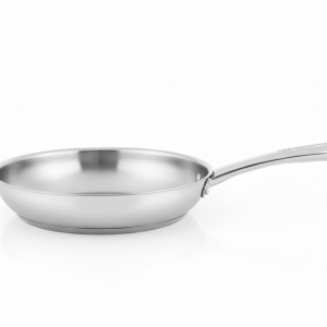 מחבת נירוסטה (פלדת אל-חלד) 24 ס"מ מבית טרמונטינה (Tramontina). המחבת בעלת ידית ארוכה ובסיס משולש שכבות.