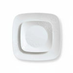 סט כלי אוכל Corelle Cherish 18 חלקים מרובע. הצלחות מעוטרות בתבליט פרחוני עדין ומלא חן.