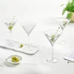 כוס מרטיני 250 מ"ל של Royal Leerdam בתוך או לצד קופסת המותג המעוצבת.