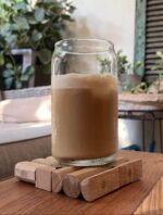 כוס פחית זכוכית Libbey 470ml מולאת בקפה אמריקנו קר עם קוביות קרח