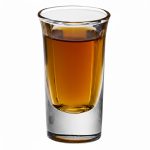 כוס צ'ייסר של Libbey מלאה בטקילה או וודקה, על משטח עץ מבריק, המוכנה להגשה במסיבה ביתית