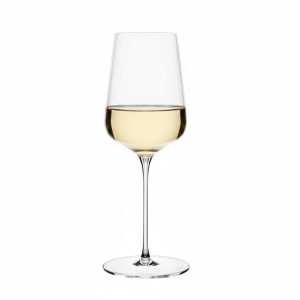 תקריב על כוס קריסטל Definition קלת משקל מבית Spiegelau, המכילה יין ומדגישה את הקערה הרחבה ופתח הארומה הצר.