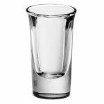 תקריב של כוס צ'ייסר Libbey שקופה ומבריקה בנפח 1 אונקיה (30 מ"ל), המדגימה את זכוכית החזקה והעמידה שלה.