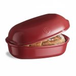 תבנית אופה הלחם הארטיזן של Emile Henry מכילה בצק שעוצב ומוכן לאפייה, עם דגש על החריצים המונעים הידבקות.