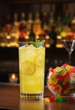 כוס Schott Zwiesel Tritan עם משקה צהוב, מראה קריסטל איכותי וברק.