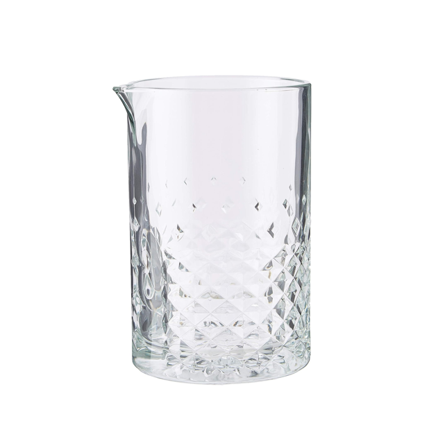 כוס בחישה גבוהה מזכוכית שקופה ואיכותית, הכוללת פיה נוחה למזיגה מדויקת. תקריב על דוגמת הזכוכית המפוסלת המעניקה לכוס הערבוב מראה קריסטלי.