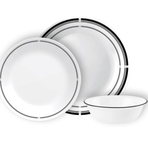 סט כלי אוכל Corelle Brasserie 18 חלקים. כלים עגולים לבנים עם דוגמה גיאומטרית משובצת בצבע שחור בשוליים.