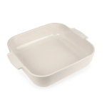 תבנית אפייה ריבועית XL של פיג'ו (Peugeot) בצבע לבן אבן, עשויה 100% קרמיקה טבעית, מתאימה לעיצוב שולחן מודרני.