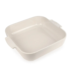 תבנית אפייה ריבועית XL של פיג'ו (Peugeot) בצבע לבן אבן, עשויה 100% קרמיקה טבעית, מתאימה לעיצוב שולחן מודרני.