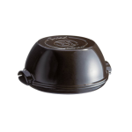 אופה לחם עגול Emile Henry סגור, המציג את מכסה הכיפה המעוצב ליצירת לחם בעל קרום פריך ואוורירי.