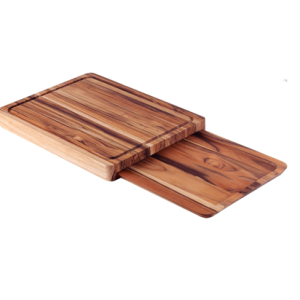 קרש חיתוך Tramontina Churrasco מעץ טיק טבעי (40x30 ס"מ, 2.1 ק"ג). כולל מגש אחסון נשלף, טיפול אנטיבקטריאלי ומשטח מוגן שמן מינרלי לחיתוך בשר וירקות.