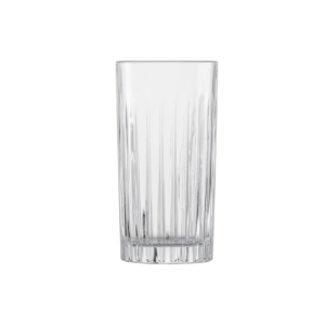 כוס הייבול Stage מבריקה עם משקה לימונדה, מונחת על דלפק עץ בבר מודרני.