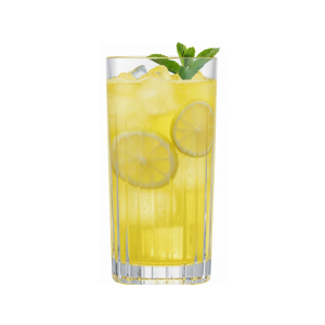 כוס הייבול Stage מבריקה עם משקה לימונדה, מונחת על דלפק עץ בבר מודרני.