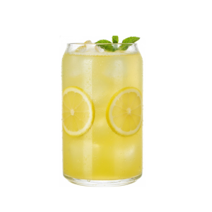 כוס קוקטייל גבוהה Libbey בעיצוב פחית, מלאה במשקה מעורב עם קרח וקישוט.