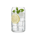 כוס זכוכית עמידה למדיח של Libbey (470 מ"ל) עם מים וקרח, על רקע סטודיו לבן.