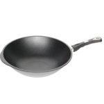 ווק AMT Gastroguss מקצועי עם ציפוי Lotan® נון-סטיק, מיועד לשימוש בכיריים גז ומתאים לתנור.