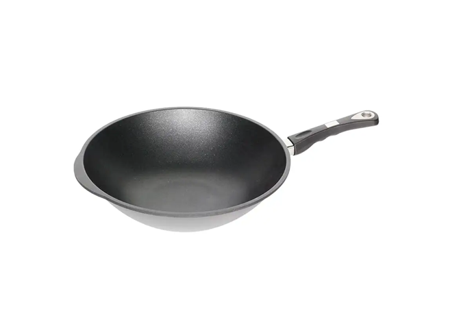 מחבת ווק גדולה AMT, עשויה אלומיניום יצוק ממוחזר, מיוצרת בגרמניה ומושלמת לבישול בריא וחסכוני באנרגיה. ווק AMT Gastroguss מקצועי עם ציפוי Lotan® נון-סטיק, מיועד לשימוש בכיריים גז ומתאים לתנור.