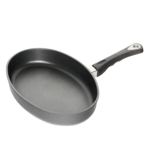 מחבת צלייה אובלית AMT Gastroguss, עם ציפוי Lotan® נון-סטיק, מיועדת לצלות דגים שלמים ופילטים.