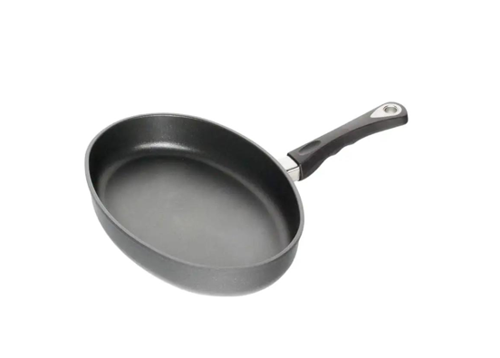 מחבת ייעודית לדגים, בעלת צורה אובלית חלקה המאפשרת טיפול אופטימלי במנות דג שלמות. מחבת צלייה אובלית AMT Gastroguss, עם ציפוי Lotan® נון-סטיק, מיועדת לצלות דגים שלמים ופילטים.