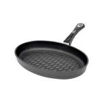 מחבת גריל אובלית First Titanium, עם תחתית פסים ושפת ניקוז נוזלים, מיועדת לצלית דגים ופירות ים.