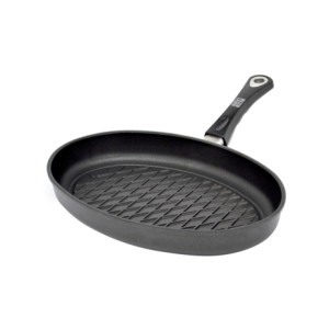 מחבת גריל אובלית First Titanium, עם תחתית פסים ושפת ניקוז נוזלים, מיועדת לצלית דגים ופירות ים.