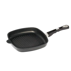 מחבת פסים מרובעת 26 ס"מ של AMT Gastroguss, מותאמת במיוחד לכירי אינדוקציה וכוללת ידית ארגונומית.