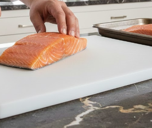 קרש חיתוך מקצועי עשוי אוקולון אנטיבקטריאלי, במידות 60*40 ס"מ.