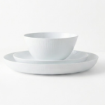 סט צלחות לבן בעיצוב שוליים גבוהות וטקסטורת פסים מעודנת למראה נקי ומפוסל