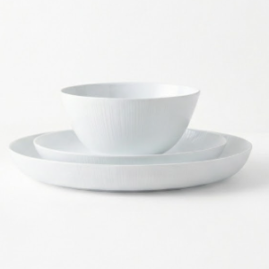 סט צלחות לבן בעיצוב שוליים גבוהות וטקסטורת פסים מעודנת למראה נקי ומפוסל