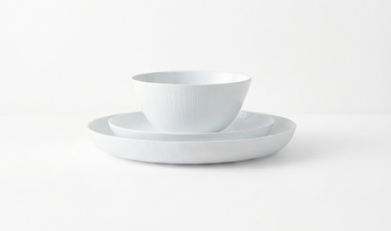 צלחות זכוכית מחוסמת חזקות במיוחד בגוון לבן טהור – עמידות בפני שברים ושינויי טמפרטורה סט צלחות לבן בעיצוב שוליים גבוהות וטקסטורת פסים מעודנת למראה נקי ומפוסל