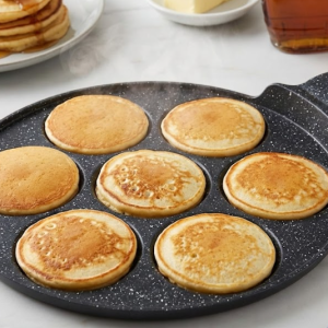 מחבת פנקייק דקה בפרופיל צד המדגים את הדופן הנמוכה המיועדת להיפוך קל.