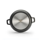 סיר נון-סטיק עם ידיות יצוקות ומכסה זכוכית שקוף.