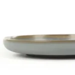 צלחת הגשה עגולה עם משחקי צבע של מינרלים מקומיים מבית Life Concept.