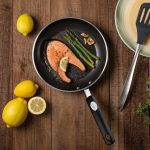 מחבת 2.4 ליטר בשימוש לבישול בריא של דגים ללא הידבקות וללא PFOA.